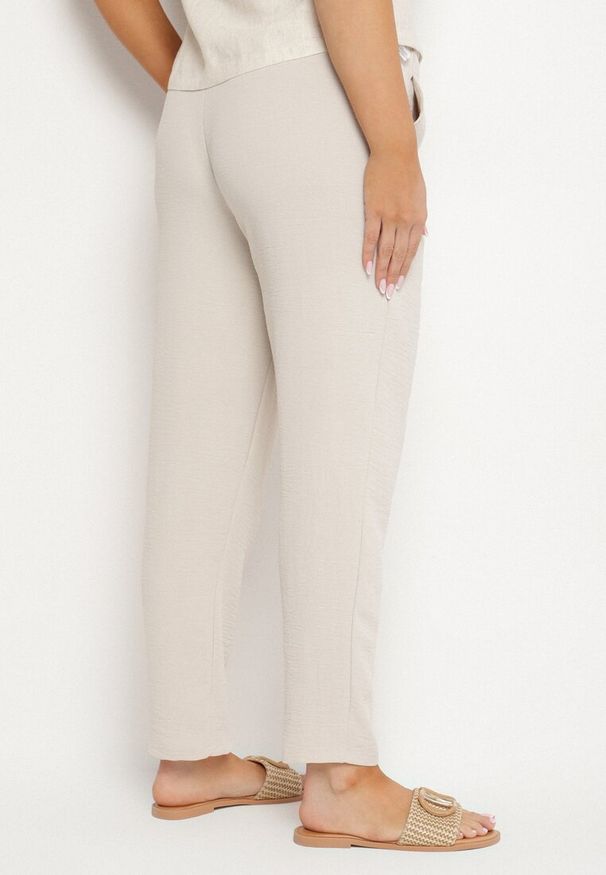 Born2be - Jasnobeżowe Spodnie o Prostym Kroju z Gumką w Talii Filavia. Okazja: na co dzień. Kolor: beżowy. Styl: casual, elegancki, sportowy