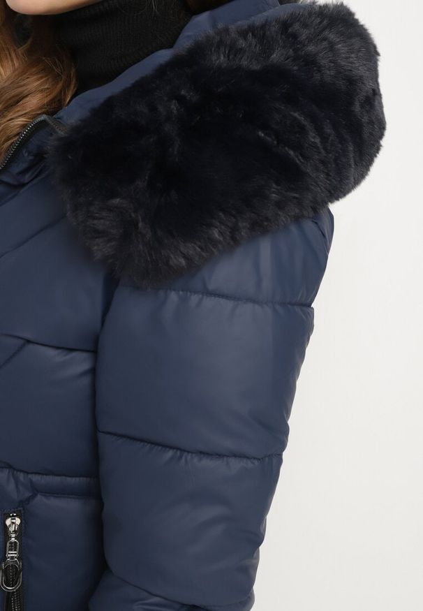 Born2be - Granatowa Pikowana Kurtka Zimowa z Szerokim Futrzanym Kołnierzem Elloriel. Okazja: na co dzień. Kolor: niebieski. Materiał: futro. Sezon: zima. Styl: elegancki, casual