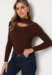Born2be - Brązowy Prążkowany Golf z Wycięciem Przy Dekolcie z Cyrkoniami Wokół Merithias. Okazja: na co dzień. Typ kołnierza: golf. Kolor: brązowy. Materiał: prążkowany. Wzór: aplikacja. Sezon: zima, jesień. Styl: casual, elegancki #1