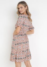 Born2be - Jasnoróżowa Wiskozowa Sukienka Mini z Gumką i Materiałowym Paskiem w Pasie Upshaw. Okazja: na co dzień. Kolor: różowy. Materiał: wiskoza, materiał. Wzór: geometria. Typ sukienki: proste. Styl: casual. Długość: mini #2