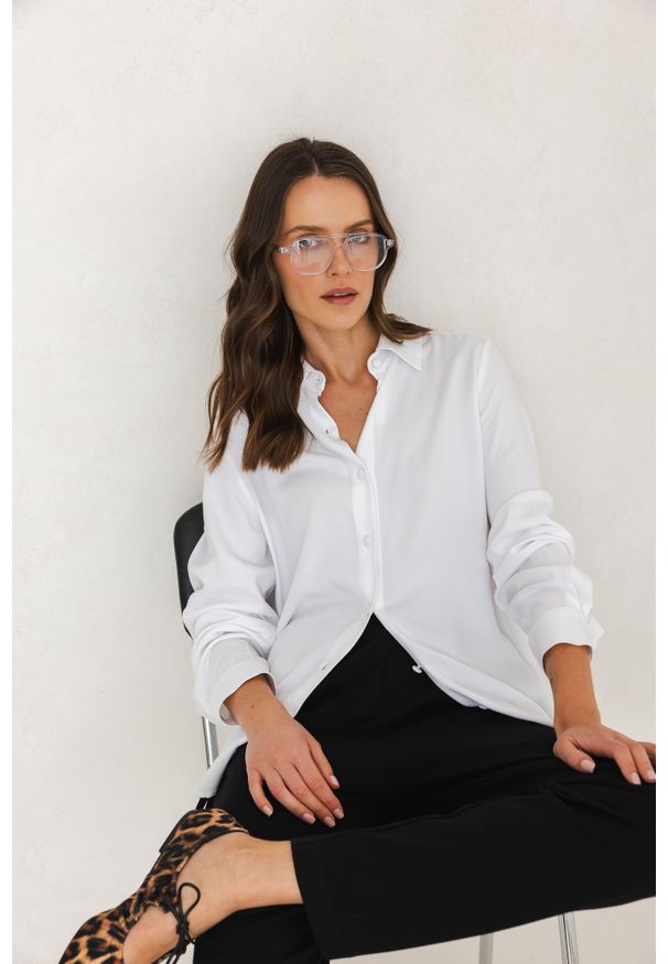 KOSZULA SHARON BIAŁA M - Flawless. Okazja: na co dzień, do pracy, na spotkanie biznesowe. Kolor: biały. Materiał: jedwab, skóra, wiskoza. Długość: krótkie. Styl: biznesowy, klasyczny, casual