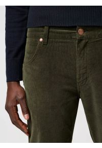 Wrangler - MĘSKIE SPODNIE SZTRUKSOWE WRANGLER GREENSBORO FOREST NIGHT 112371011. Materiał: sztruks #7