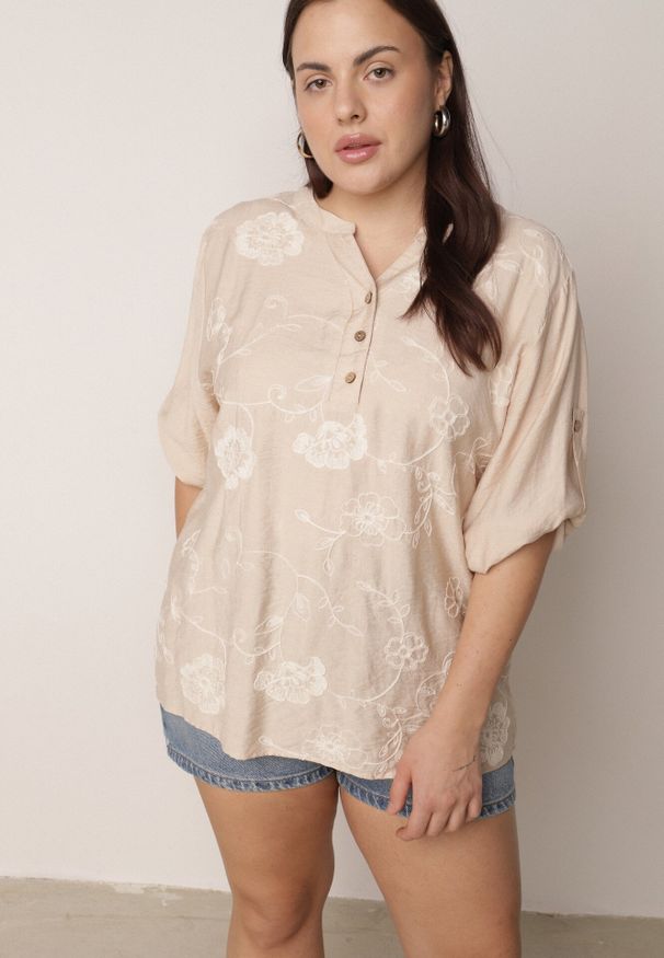 Born2be - Beżowa Bluzka Ozdobiona Guzikami i Haftowanymi Kwiatami Delmana. Okazja: na co dzień. Kolekcja: plus size. Kolor: beżowy. Materiał: materiał, tkanina. Wzór: aplikacja, kwiaty, haft. Sezon: lato. Styl: klasyczny, casual