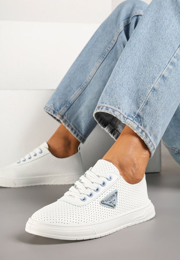 Renee - Biało-Niebieskie Tenisówki z Cholewką z Perforacją i Ozdobną Aplikacją Emmio. Okazja: na co dzień. Kolor: biały. Materiał: jeans. Szerokość cholewki: normalna. Wzór: aplikacja. Styl: elegancki, casual