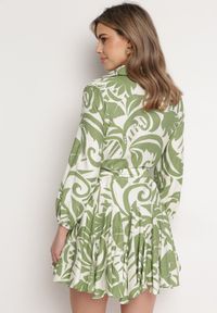 Born2be - Zielona Rozkloszowana Sukienka Mini z Paskiem Zdobiona Abstrakcyjnym Wzorem Frelia. Kolor: zielony. Materiał: materiał. Wzór: aplikacja. Typ sukienki: koszulowe. Długość: mini #5