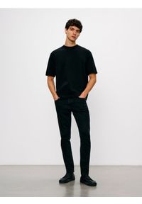 Sinsay - Jeansy cropped carrot fit - czarny. Kolor: czarny