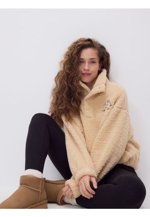 Reserved - Bluza sherpa ze stójką - beżowy. Typ kołnierza: kołnierzyk stójkowy. Kolor: beżowy