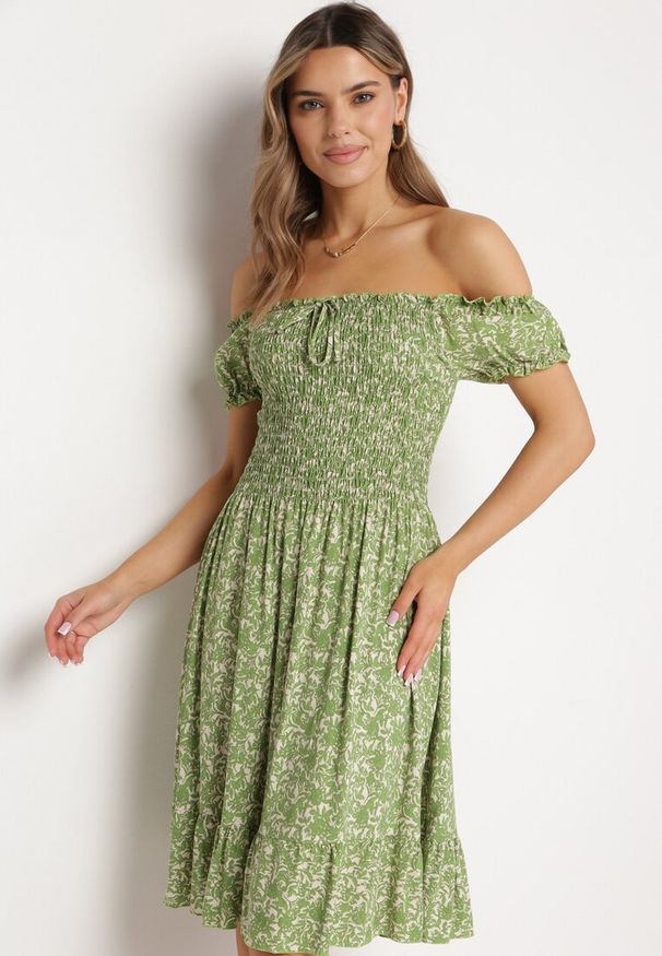 Born2be - Jasnozielona Sukienka Hiszpanka z Bawełny w Drobne Kwiatki Wietema. Okazja: na co dzień. Typ kołnierza: dekolt hiszpanka. Kolor: zielony. Materiał: bawełna. Wzór: kwiaty. Typ sukienki: z odkrytymi ramionami. Styl: casual