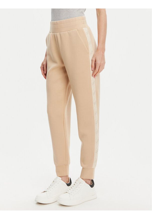 Guess Spodnie dresowe W5YB11 KBYE2 Beżowy Regular Fit. Kolor: beżowy. Materiał: wiskoza