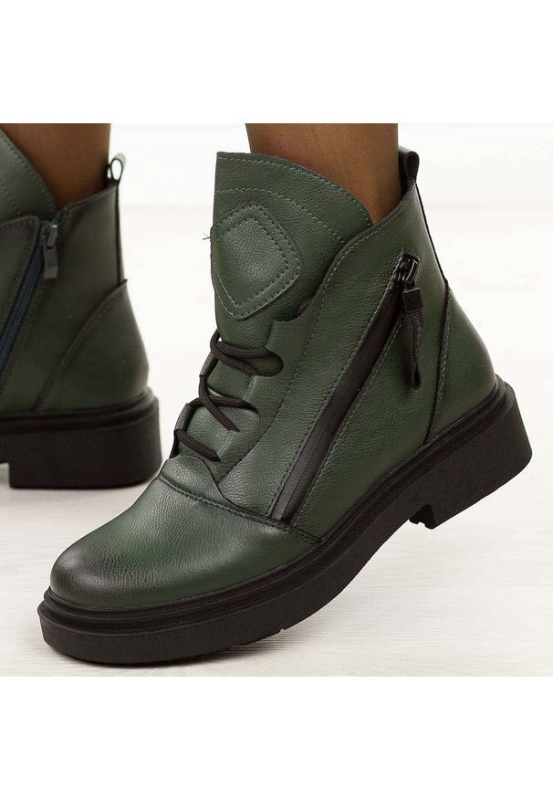 Zielone skórzane botki damskie Sergio Leone Bt25200S. Okazja: na spacer, na co dzień. Nosek buta: okrągły. Zapięcie: sznurówki. Kolor: zielony. Materiał: skóra. Sezon: zima, jesień. Styl: klasyczny, casual, elegancki