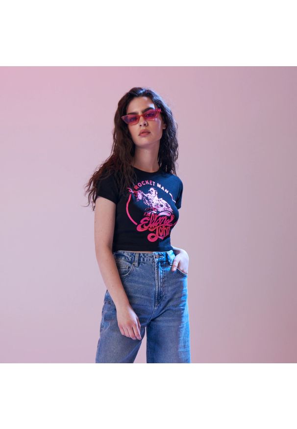 Sinsay - Crop top z nadrukiem - Czarny. Kolor: czarny. Wzór: nadruk