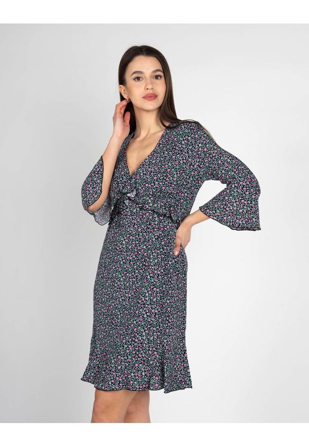 Pinko Sukienka "Nasello" | 1V10SU Y892 | Nasello | Kobieta | Czarny, Zielony, Różowy. Typ kołnierza: dekolt w kształcie V, kołnierz z falbankami. Kolor: czarny, zielony, wielokolorowy, różowy. Materiał: wiskoza. Wzór: aplikacja, kwiaty. Typ sukienki: dopasowane. Długość: midi