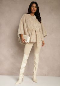 Renee - Beżowe Futerkowe Ponczo Ozdobione Paskiem Monareva. Okazja: na co dzień. Kolor: beżowy. Materiał: jeans. Wzór: aplikacja. Styl: casual, elegancki #3