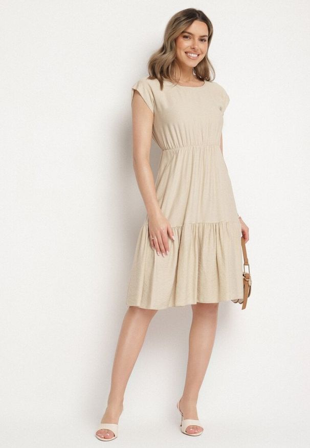 Born2be - Beżowa Wiskozowa Sukienka o Rozkloszowanym Kroju Lizena. Okazja: na imprezę, na co dzień. Kolor: beżowy. Materiał: wiskoza. Sezon: wiosna, lato. Styl: casual, klasyczny