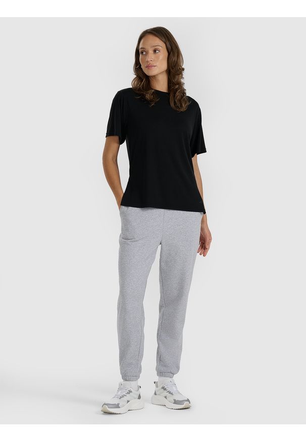 4f - 4F Spodnie dresowe joggery damskie - szare S. Kolor: szary. Materiał: dresówka