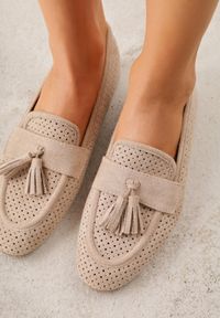 Born2be - Beżowe Mokasyny z Imitacji Zamszu z Ozdobną Perforacją i Frędzlami Yenone. Okazja: na co dzień, na spotkanie biznesowe, do pracy. Kolor: beżowy. Materiał: zamsz. Styl: casual, biznesowy, klasyczny #4