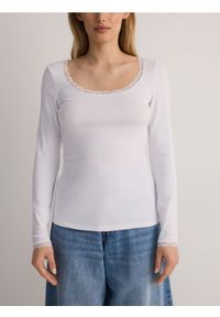 Reserved - Bawełniany longsleeve z koronką - biały. Kolor: biały. Materiał: koronka, bawełna. Długość rękawa: długi rękaw. Wzór: koronka #1