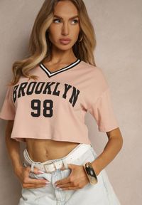 Renee - Ciemnoróżowy T-shirt z Bawełny Ozdobiony Napisem Lireline. Okazja: na co dzień. Kolor: różowy. Materiał: bawełna. Wzór: aplikacja, napisy. Styl: klasyczny, casual, elegancki