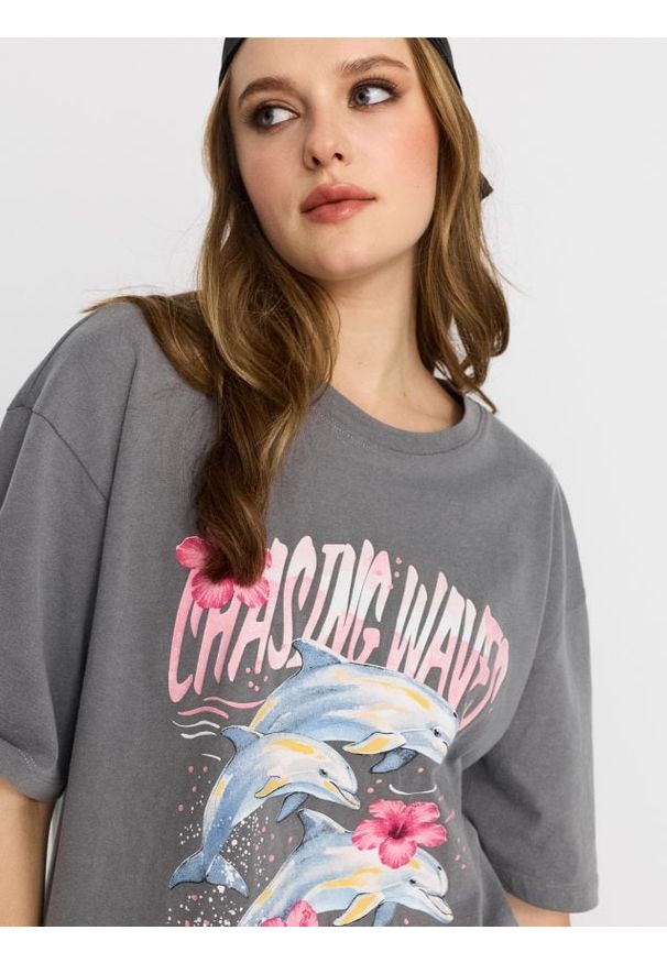 Sinsay - Bawełniana koszulka z nadrukiem delfinów - szary. Kolor: szary. Materiał: bawełna. Wzór: nadruk
