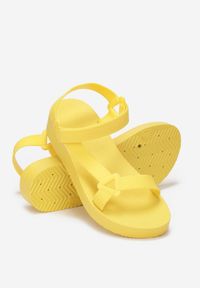 Renee - Żółte Sandały Hermonice. Nosek buta: okrągły. Zapięcie: rzepy. Kolor: żółty. Materiał: guma. Wzór: paski #4