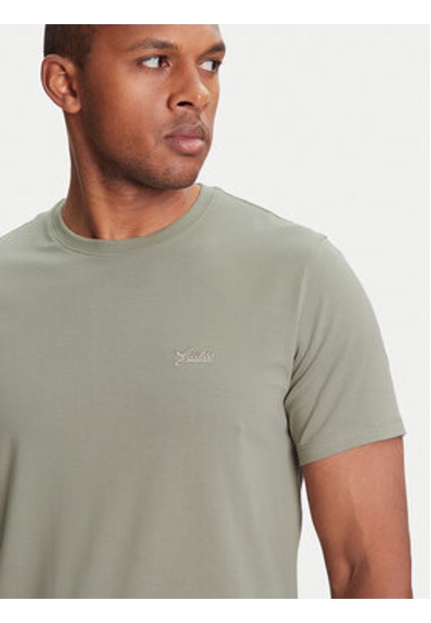Guess T-Shirt M4GI70 KC9X0 Khaki Slim Fit. Kolor: brązowy. Materiał: bawełna