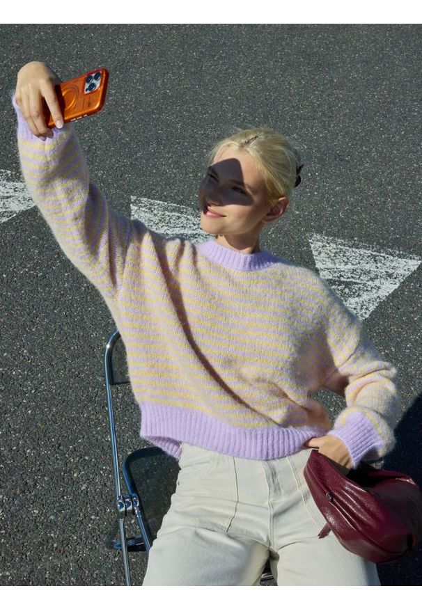 Reserved - Sweter w paski - wielobarwny. Materiał: dzianina, wełna. Wzór: paski