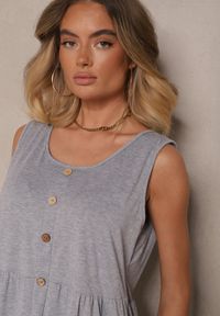 Renee - Szara Rozkloszowana Sukienka na Szerokich Ramiączkach Zdobiona Guzikami Saniraya. Kolor: szary. Materiał: jeans. Długość rękawa: na ramiączkach. Wzór: aplikacja. Typ sukienki: rozkloszowane #5