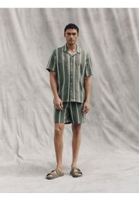 Reserved - Strukturalne szorty regular - ciemnozielony. Kolor: zielony. Materiał: bawełna, tkanina #1