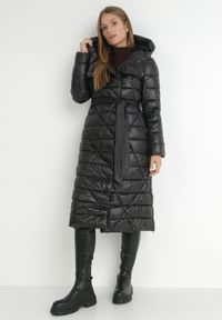 Born2be - Czarna Kurtka za Kolano z Wiązanym Paskiem i Kapturem Chlyrie. Kolor: czarny. Materiał: materiał. Długość: długie. Sezon: zima, jesień #5