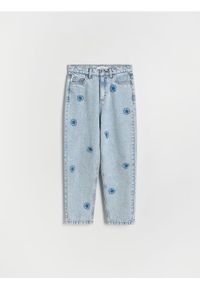 Reserved - Jeansy mom fit z aplikacjami 3D - niebieski. Kolor: niebieski. Wzór: aplikacja