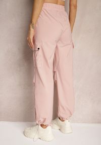 Renee - Różowe Spodnie Cargo High Waist z Ozdobnymi Kieszeniami Leriora. Okazja: na co dzień. Stan: podwyższony. Kolor: różowy. Styl: elegancki, casual #5