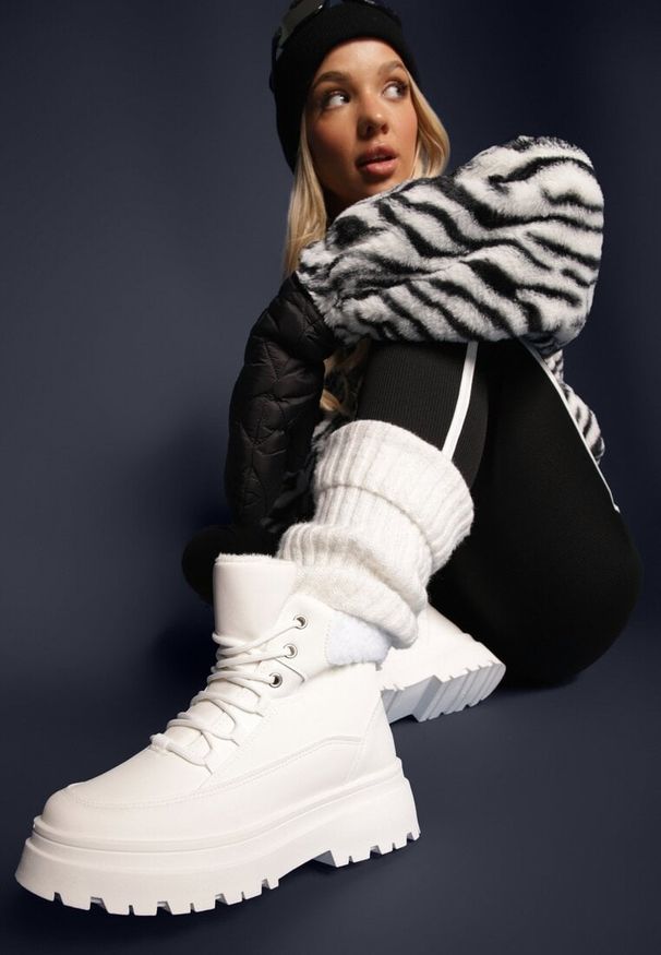 Renee - Białe Traperki Sznurowane Trapery Janne. Wysokość cholewki: za kostkę. Nosek buta: okrągły. Kolor: biały. Materiał: futro. Szerokość cholewki: normalna. Wzór: aplikacja, kolorowy