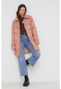 Answear Lab kurtka damska kolor różowy zimowa. Okazja: na co dzień. Kolor: różowy. Materiał: materiał. Wzór: gładki. Sezon: zima. Styl: wakacyjny #5
