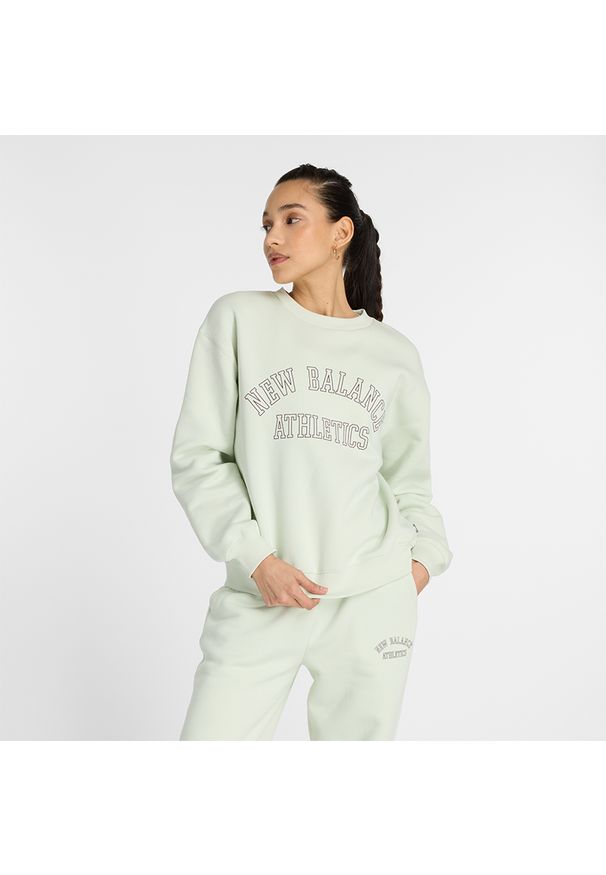 Bluza damska New Balance WT43516NUM – miętowa. Okazja: na co dzień. Kolor: miętowy. Materiał: dresówka, bawełna, prążkowany, poliester. Wzór: napisy. Styl: casual