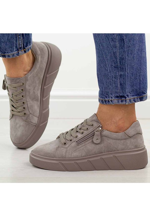 Taupe skórzane półbuty damskie na platformie Jezzi 18-18. Okazja: na co dzień. Zapięcie: sznurówki. Materiał: skóra, nubuk. Szerokość cholewki: normalna. Sezon: wiosna, jesień, lato. Obcas: na platformie. Styl: casual, elegancki, sportowy, klasyczny