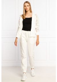 TwinSet - Joggersy/spodnie dresowe z koronkowymi wstawkami białe Twinset. Kolor: biały. Materiał: koronka, dresówka. Wzór: aplikacja, koronka