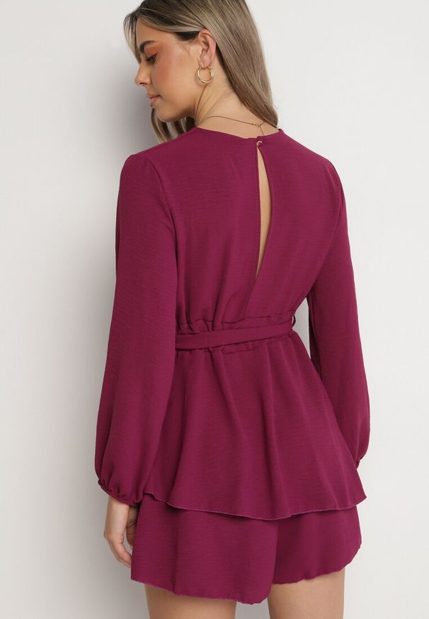 Born2be - Fioletowa Kopertowa Sukienka Kombinezon Mini z Falbanką Bomina. Okazja: na randkę. Typ kołnierza: dekolt kopertowy. Kolor: fioletowy. Typ sukienki: kopertowe. Styl: elegancki. Długość: mini