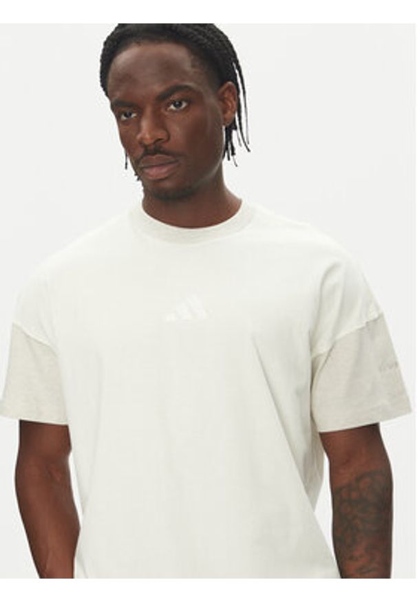Adidas - adidas T-Shirt ALL SZN Colorblock JJ3679 Biały Loose Fit. Kolor: biały. Materiał: bawełna
