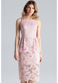 Figl - Elegancka koronkowa ołówkowa sukienka midi z baskinką różowa. Okazja: na imprezę, na randkę, na ślub cywilny, na wesele. Kolor: różowy. Materiał: koronka. Typ sukienki: ołówkowe, baskinki. Styl: elegancki. Długość: midi #1