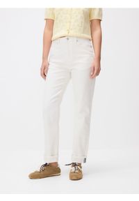 Reserved - Jeansy Boyfriend - biały. Kolor: biały