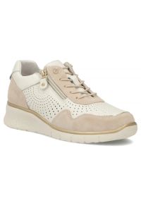 Skórzane sneakersy damskie na koturnie ażurowe beżowe Filippo DP7605. Okazja: na co dzień. Kolor: beżowy. Materiał: skóra. Szerokość cholewki: normalna. Wzór: ażurowy. Obcas: na koturnie. Styl: casual, sportowy #1