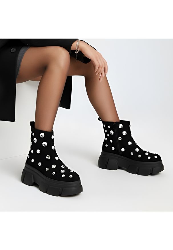 Czarne Botki S.Barski Modne Buty Damskie Na Platformie. Okazja: na co dzień. Kolor: czarny. Materiał: materiał. Wzór: aplikacja. Sezon: zima, jesień. Obcas: na platformie. Styl: glamour, elegancki, casual
