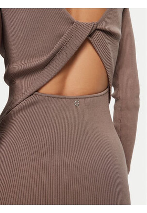 Guess Sukienka dzianinowa W5RK21 Z3L10 Beżowy Regular Fit. Kolor: beżowy. Materiał: wiskoza