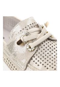 Półbuty damskie Artiker, cholewka ze skóry naturalnej perforowana struktura metaliczne wykończenie, złote, 58C0485. Kolor: złoty. Materiał: skóra. Szerokość cholewki: normalna #7