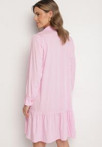 Born2be - Różowa Sukienka z Wiskozą o Koszulowym Kroju z Falbanką Penzedi. Okazja: na co dzień. Typ kołnierza: kołnierzyk klasyczny. Kolor: różowy. Materiał: wiskoza. Długość rękawa: długi rękaw. Typ sukienki: koszulowe. Styl: casual, elegancki, klasyczny #4