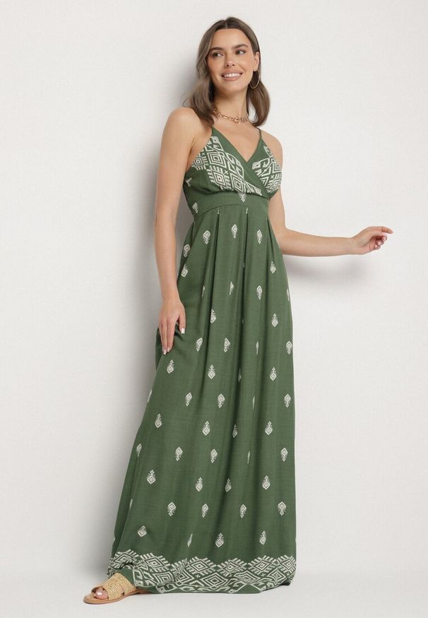 Born2be - Zielona Bawełniana Sukienka Rozkloszowana z Kopertowym Dekoltem i Wiązaniem Revevra. Okazja: na randkę, na co dzień. Typ kołnierza: dekolt kopertowy. Kolor: zielony. Materiał: bawełna. Długość rękawa: na ramiączkach. Typ sukienki: kopertowe. Styl: casual