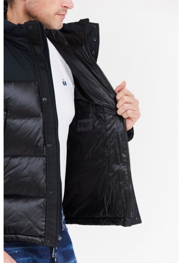 Blauer USA - BLAUER Czarna puchowa kurtka męska z kapturem EDUARDO. Typ kołnierza: kaptur. Kolor: czarny. Materiał: puch