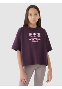4f - 4F Crop top oversize z nadrukiem dziewczęcy - fioletowy 152 (11-12 lat). Okazja: na co dzień. Kolor: fioletowy. Materiał: jersey, dzianina, bawełna. Długość rękawa: krótki rękaw. Długość: krótkie. Wzór: nadruk. Sezon: lato. Styl: casual, sportowy #1