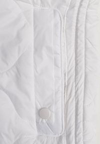 Renee - Biała Kamizelka z Odpinanym Kapturem i Pikowanym Wzorem Tiozarе. Okazja: na co dzień. Kolor: biały. Materiał: jeans. Sezon: jesień. Styl: casual #4