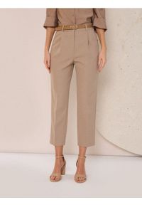 Sinsay - Spodnie carrot z nogawką w kant i paskiem - beżowy. Kolor: beżowy
